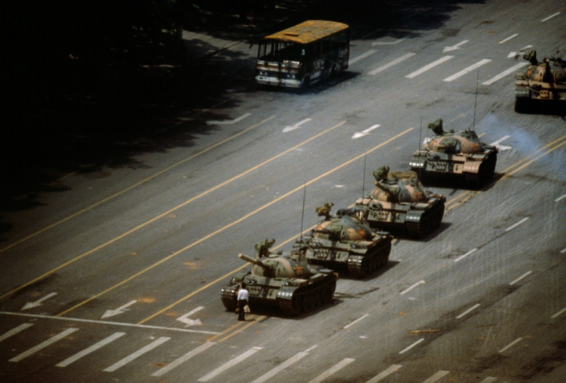 Illustration for article titled The most iconic photos in history recreated as detailed miniatures